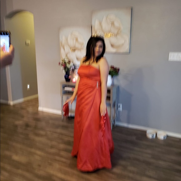 Beautiful dress - Picture 3 of 8